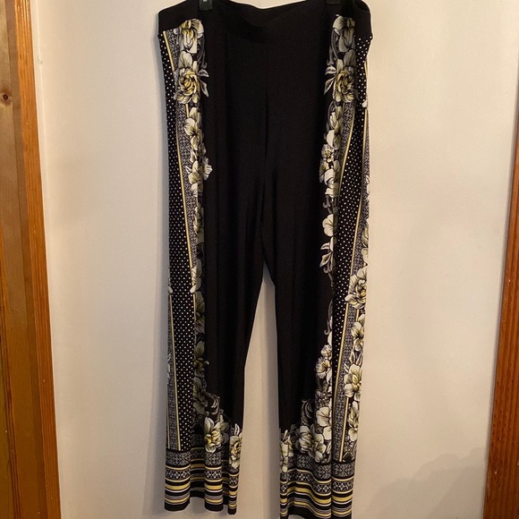 NWOT Black Harem Pants with Floral side panel and hem Size 26W - Picture 2 of 6